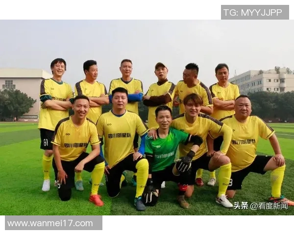 一人身兼数职模仿多位足球明星展现精彩技巧与风采